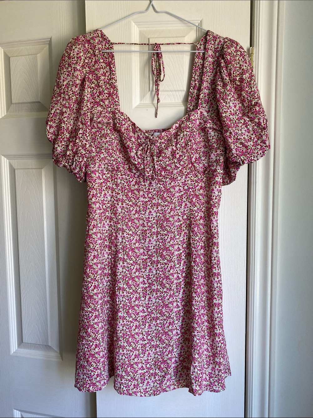 New Astr Floral Puff-Sleeve Mini Dress - Pink size zip lined